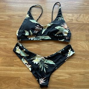 Billabong women’s swimsuit. Top and bottom size Large.
